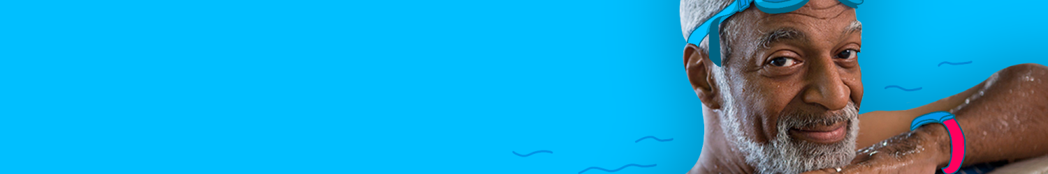 Älterer Mann mit blauer Schwimmbrille und Fitness-Tracker, lehnt am Rand eines Pools.