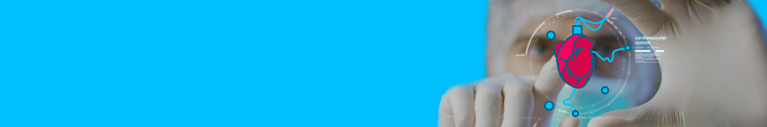Eine Person mit Handschuhen untersucht ein holografisches Herzdiagramm vor einem blauen Hintergrund.