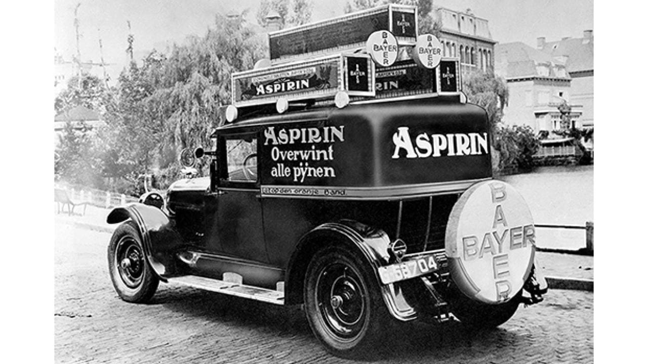 Historisches Fahrzeug mit Aspirin-Werbung