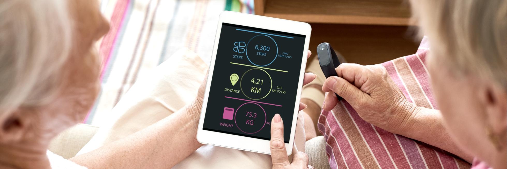 Ältere Personen sehen auf Ipad