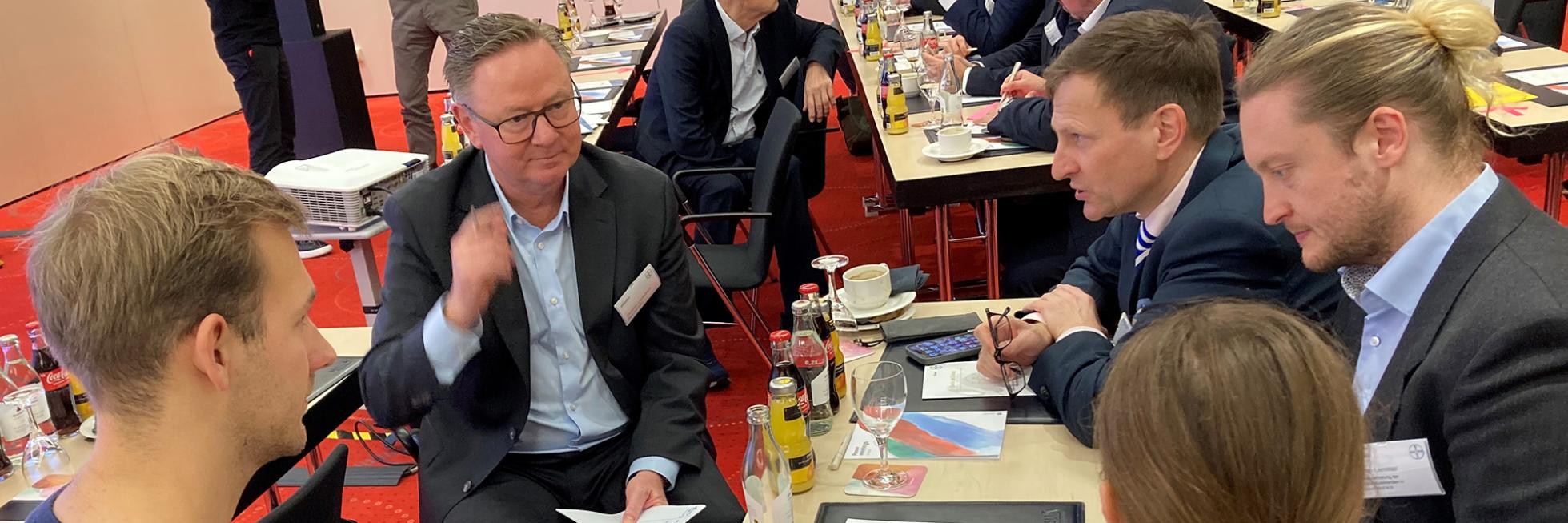 Christian Lauterbach, Geschäftsführer Bayer Vital, im Austausch mit Teilnehmenden