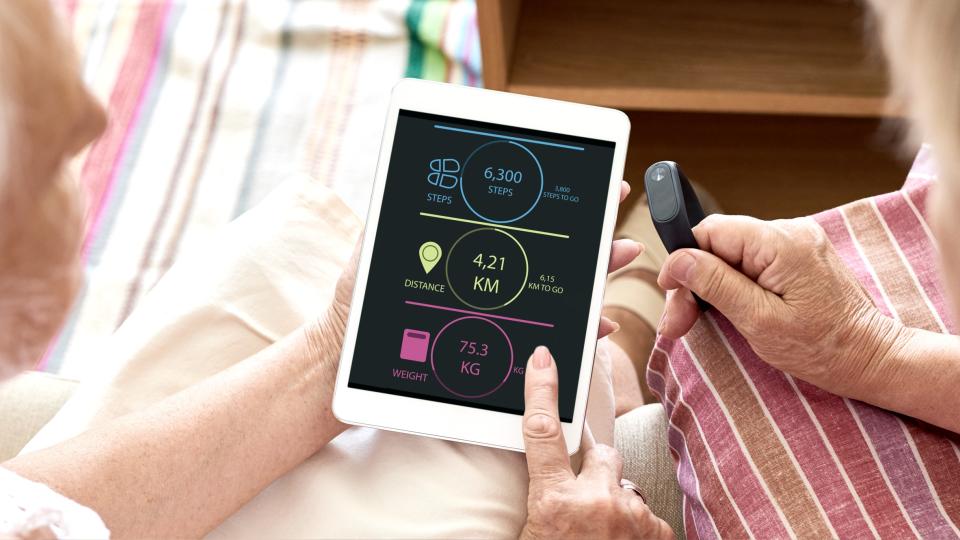 Ältere Personen mit Ipad